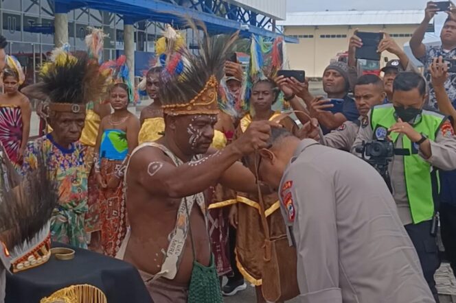 
					Kepala Suku Miere, Sutran Awujani mengalungkan noken ke Kapolda Papua Barat Irjen Pol Johnny Eddizon Isir saat kunjungan ke Kaimana. (KabarPapua.co/Yosias Wambrauw)