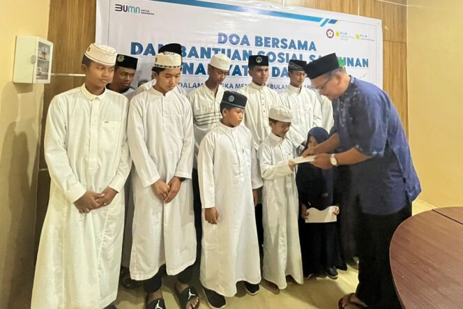 
					Manager Unit Holtekamp, Hastrian Ade Putra memberikan santunan kepada anak yatim di Kota Jayapura. (PLN)