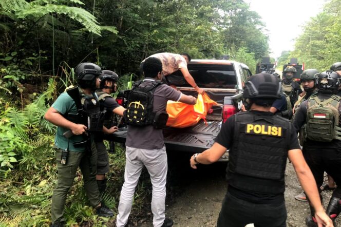 
					Polisi mengevakuasi korban pembunuhan KKB di Kabupaten Yahukimo. (Polda Papua)