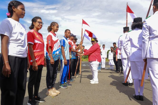 
					Penjabat Gubernur Papua Tengah, Ribka Haluk saat Pencanangan Gerakan Pembagian 10.000 bendera Merah Putih di Bandara Lama Nabire, Kabupaten Nabire, Kamis  1 Agustus 2024. (Humas Pemprov Papua Tengah)