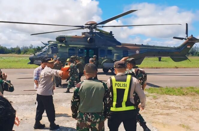 
					Jenazah pilot Selandia Baru korban pembunuhan KKB saat  tiba di Landasan Aero Modeling Lanud Yohanis Kapiyau Mimika, Papua Tengah. (Polda Papua)