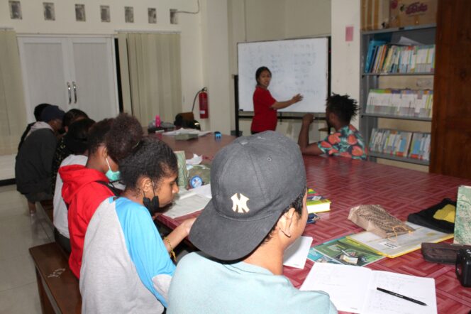 
					Pelajar mengikuti kegiatan rutin di di asrama Amor dengan pendampingan dari tutor. (Foto: Binterbusih)