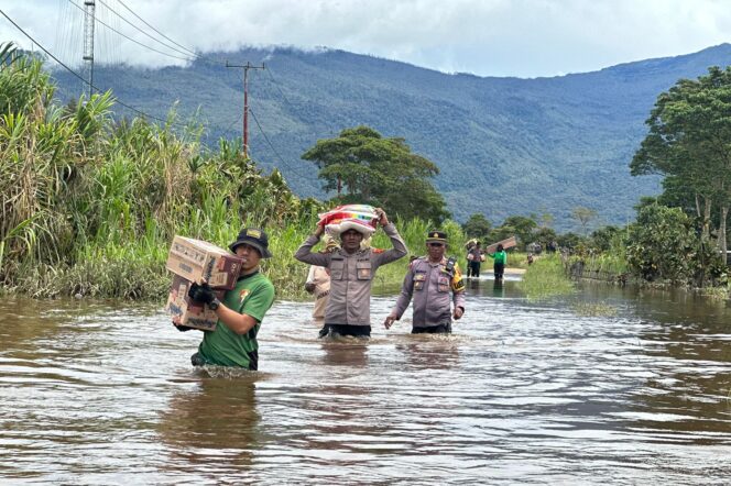 
					TNI Polri saat menyalurkan bantuan sembako untuk korban longsor di Kabupaten Dogiyai, Papua Tengah. (Polda Papua)