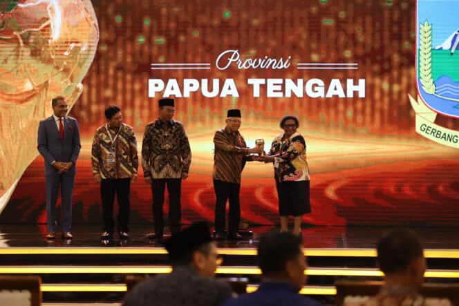 
					Wapres RI, K.H Ma’ruf Amin menyerahkan penghargaan UHC Award 2024 kepada Penjabat Gubernur Papua Tengah, Ribka Haluk. (Humas Pemprov Papua Tengah)