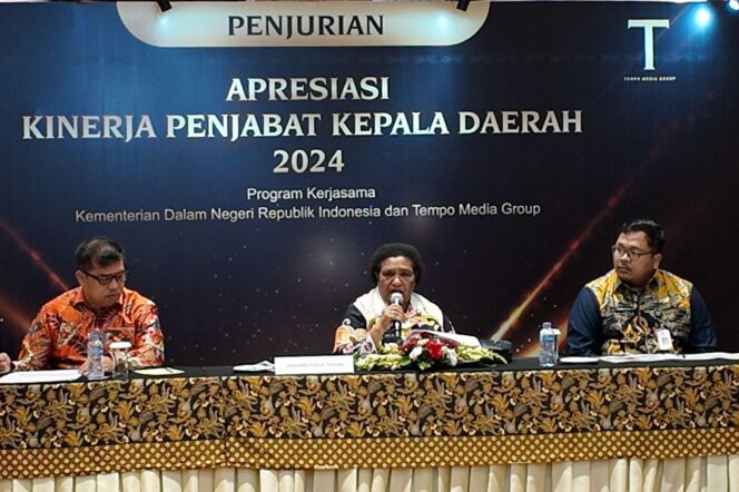 
					Penjabat Gubernur Papua Tengah, Ribka Haluk memaparkan pencapaian hingga kinerja pada acara apresiasi kinerja penjabat kepala daerah 2024. (Humas Pemprov Papua Tengah)