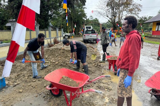 
					Warga Nayaro membersihkan jalan depan balai desa dan memasang bendera serta umbul-umbul untuk memeriahkan HUT ke-79 RI. (Freeport)