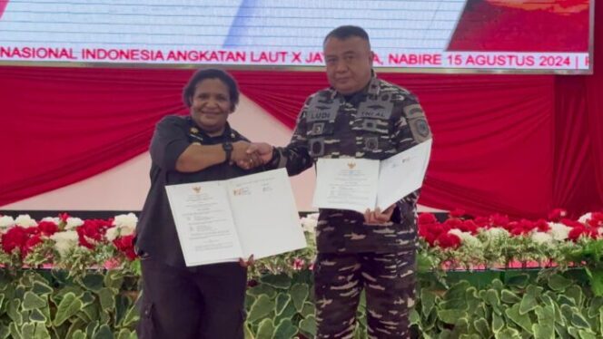 
					Penjabat Gubernur Papua Tengah, Ribka Haluk usai hibahkan Rp10 miliar untuk Lantamal X Jayapura, Kamis 15 Agustus 2024. (Humas Pemprov Papua Tengah)