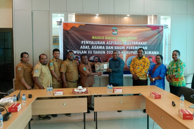 
					Lima Anggota MRPB saat melakukan pertemuan dengan BPKAD Kabupaten Kaimana, Senin, 12 Agustus 2024. (KabarPapua.co/Yosias Wambrauw)