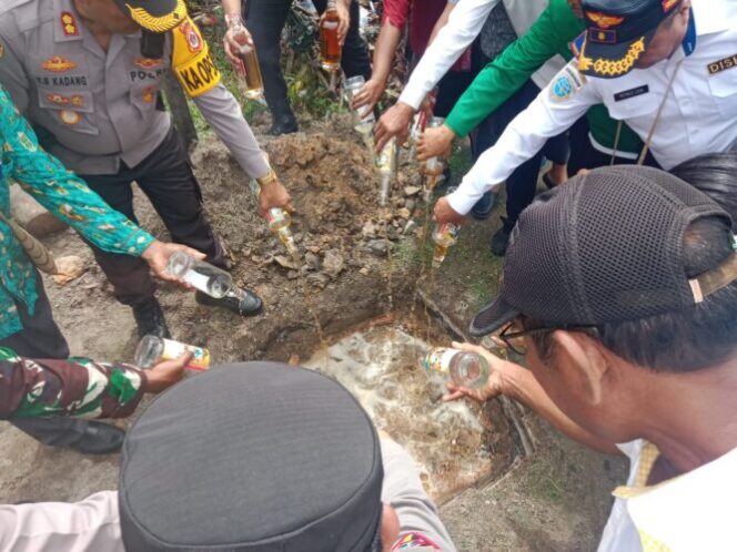 
					Polres Mappi musnahkan miras yang terdapat dalam 372 botol. Miras tersebut didapat dari Operasi Mantap Praja Cartenz 2024. Foto: Polres Mappi.