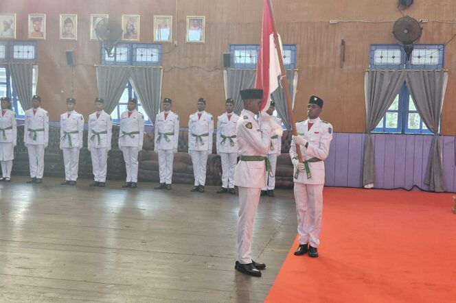 
					Paskibraka Kabupaten Asmat saat menjalani prosesi pengukuhan di Aula Wiyata Mandala Agats, Jumat 16 Agustus 2024. (KabarPapua.co/Abdel Syah)