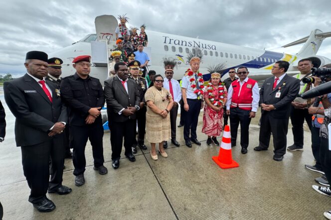 
					Penjabat Gubernur Papua Tengah, Ribka Haluk menyambut Pesawat Nusa Trans di HUT ke-79 RI. (Humas Pemprov Papua Tengah)