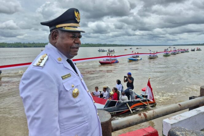 
					Bupati Asmat, Elisa Kambu menyaksikan pembentangan bendera Merah Putih 100 meter di Sungai Aswet, Sabtu 17 Agustus 2024. (KabarPapua.co/Abdel Syah)