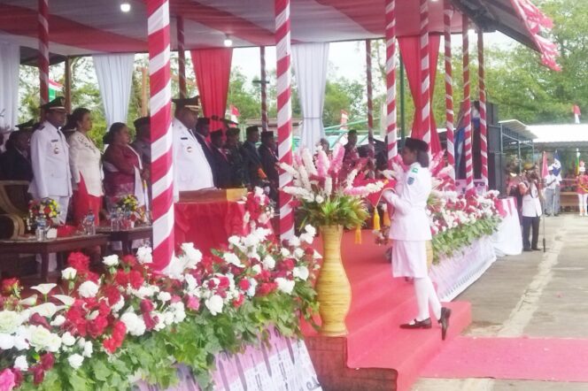 
					Bupati Asmat, Elisa Kambu saat menjadi inspektur upacara HUT RI di akhir periode, Sabtu 17 Agustus 2024. (KabarPapua.co/Abdel Syah)