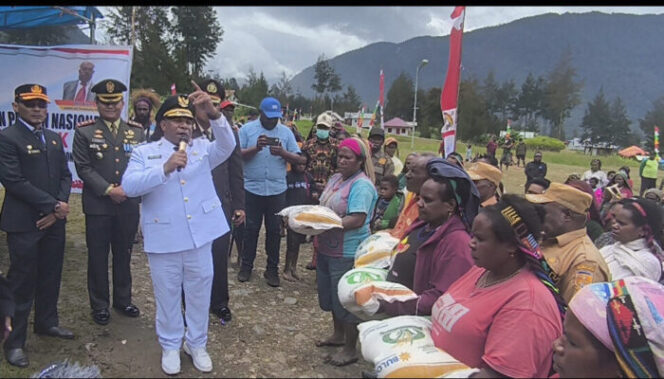 
					Penjabat Bupati Puncak Nenu Tabuni menyerahkan Bantuan beras kepada masyarakat usai upacara HUT ke-79 RI di Lapangan Trikora Ilaga, Sabtu 17 Agustus 2024. (Diskominfo Puncak)