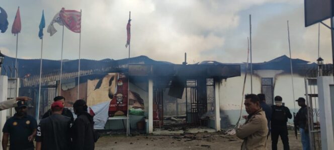 
					Kantor KPU Papua Pegunungan dibakar sekelompok orang. Foto: Polda Papua