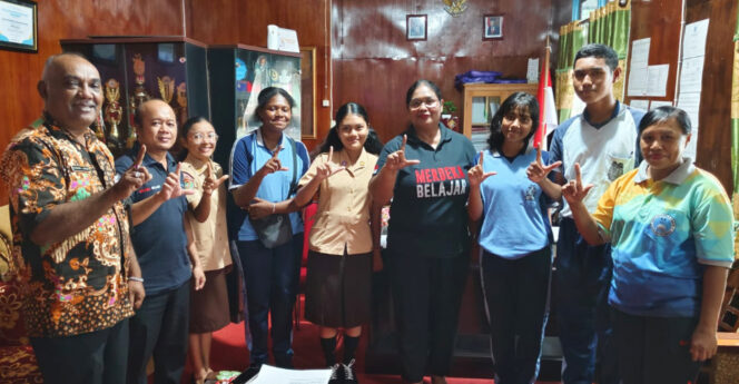 
					Empat siswa asal Asmat mendapat arahan dari Kadis Pendidikan Asmat terkait lolos olimpiade sains nasional. (KabarPapua.co/Abdel Syah)