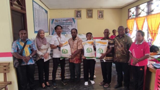 
					Penyaluran bantuan pangan beras di Kabupaten Kepulauan Yapen, Selasa 10 September 2024. (KabarPapua.co/Ainun Faathirjal)