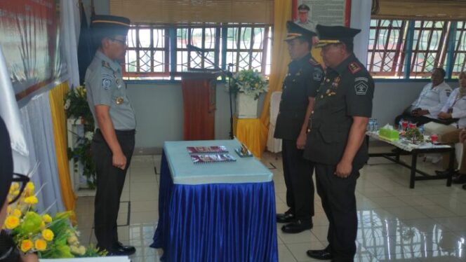 
					Prosesi sertijab Kalapas Kelas IIB Serui dari Abraham Benyamin Harjo kepada Mastur, Selasa 10 September 2024. (KabarPapua.co/Ainun Faathirjal)
