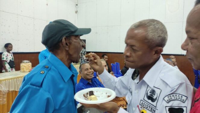 
					Momen Asisten 1 Setda Yapen, Edi Nocca Mudumi menyuapi kue ulang tahun kepada Pensiunan LPP RRI Serui Theo Imbiri. (KabarPapua.co/Ainun Faathirjal)