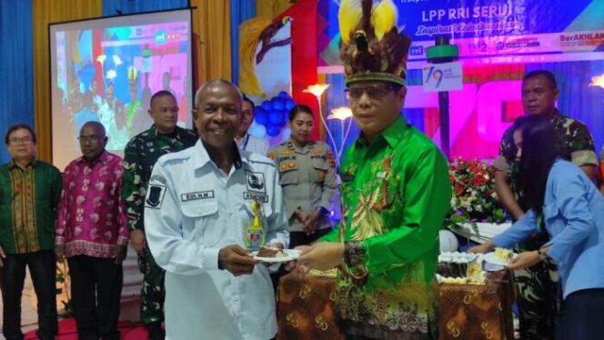 
					Asisten I Setda Yapen, Edi Nocca Mudumi menerima potongan tumpeng dari Kepala LPP RRI Serui, Robinhod Simbolon. (KabarPapua.co/Ainun Faathirjal)