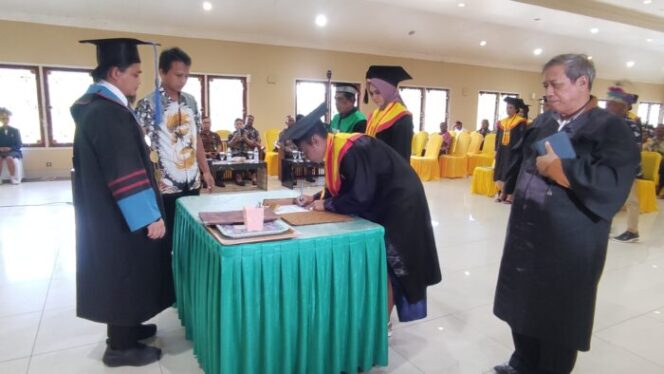 
					Pengambilan sumpah janji wisuda ke XXIV Keperawatan Kampus Serui, Kamis 12 September 2024. (KabarPapua.co/Ainun Faathirjal)