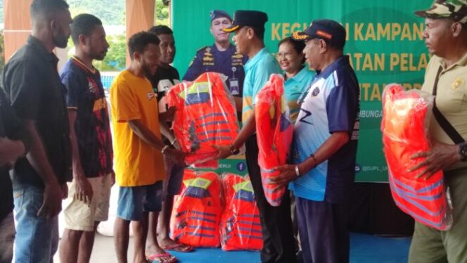 
					Kepala Kantor UPP Serui Fathoni bersama Penjabat Bupati Yapen, Suzana Wanggai menyerahkan life jacket kepada operator speedboat. (KabarPapua.co/Ainun Faathirjal)