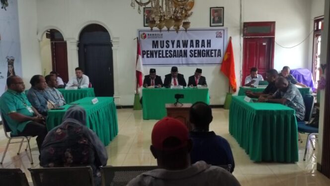 
					Musyawarah penyelesaian sengketa Pilkada Yapen yang diajukan Paslon Cabup-Cawabup Zakarias-Sefnat. (KabarPapua.co/Ainun Faathirjal)