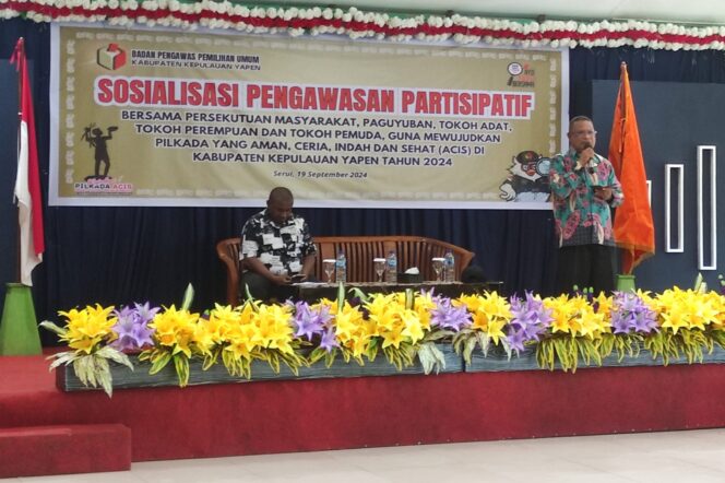 
					Kepala Kesbangpol Yapen Sonny Woria saat menyampaikan materi sosialisasi pengawasan partisipatif di Hotel Maureen Serui. (KabarPapua.co/Ainun Faathirjal)