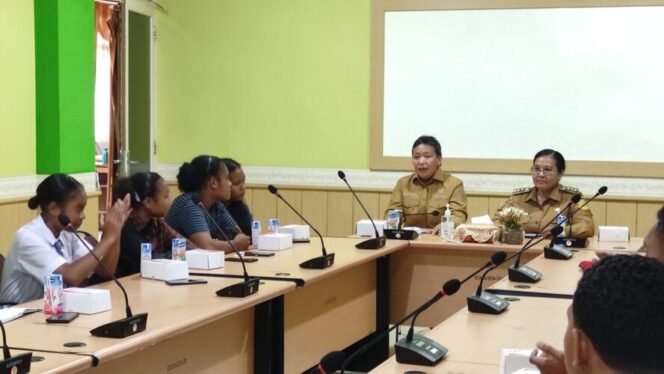 
					Pj Bupati Kepulauan Yapen Bersama Sekda Erny Tania dalam wawancara bersama SMA Kasih Bangsa Serui. (KabarPapua.co/Ainun Faathirjal)