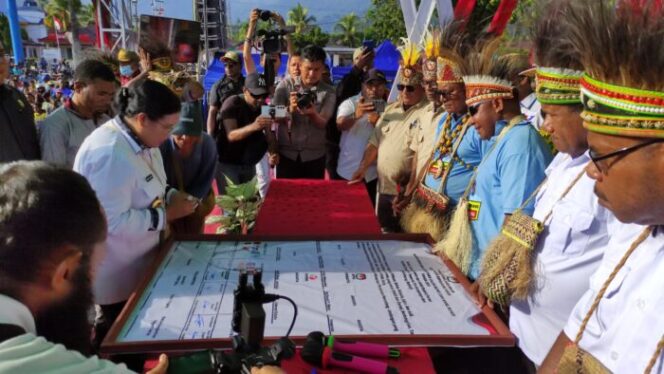 
					Pj Bupati Kepulauan Yapen, Suzana Wanggai teken naskah Deklarasi Kampanye Damai Pilkada 2024. (KabarPapua.co/Ainun Faathirjal)