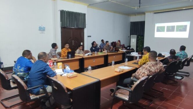 
					Rapat pembahasan hasil pemasangan tanda batas sementara dan identifikasi hak-hak pihak ketiga pada kawasan hutan di Kepulauan Yapen. (KabarPapua.co/Ainun Faathirjal)