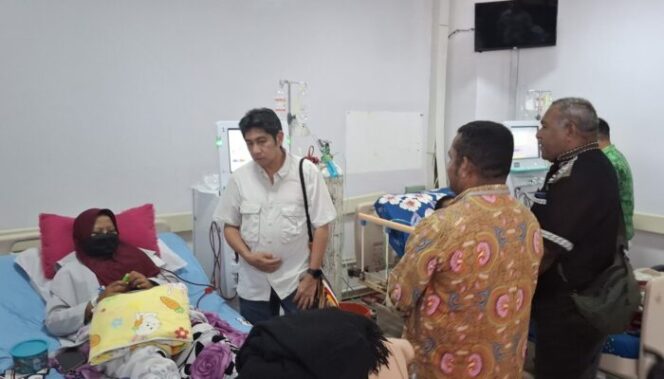 
					Ketua DPR Papua, Jhony Banua Rouw mengecek pelayanan pasien di RSUD Jayapura, Kamis 5 September 2024. (KabarPapua.co/Imelda)