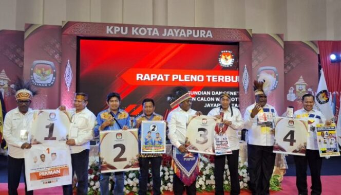 
					Foto bersama 4 Paslon Pilkada Kota Jayapura usai mencabut nomor urut, Senin 23 September 2024. (KabarPapua.co/Imelda)