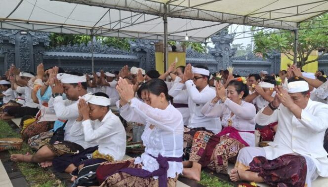 
					Ratusan Umat Hindu di Kota Jayapura saat beribadah di Pura Rayakan Hari Galungan. (KabarPapua.co/Imelda)