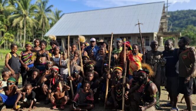 
					Yunus Wonda bersama masyarakat saat menghadiri makan sumbang pembangunan Gereja GIDI Jemaat Yerusalem di Lereh, Kabupaten Jayapura, Papua. (KabarPapua.co/Imelda)