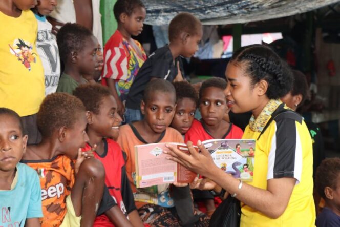 
					Searing Polres Asmat mengajak anak-anak terus membaca untuk menambah pengetahuan. Foto: Polres Asmat.