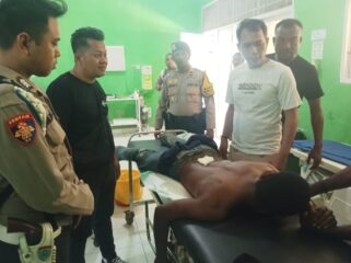 Korban penikaman saat menjalani perawatan medis di RSUD Supiori, Papua. (Humas Polda Papua)