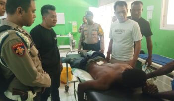 Korban penikaman saat menjalani perawatan medis di RSUD Supiori, Papua. (Humas Polda Papua)