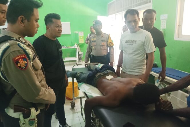 
					Korban penikaman saat menjalani perawatan medis di RSUD Supiori, Papua. (Humas Polda Papua)