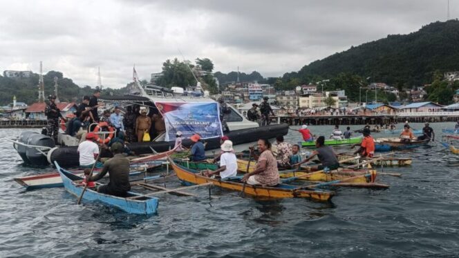 
					Pembagian sembako ke nelayan Jayapura. (KabarPapua.co/Imelda)