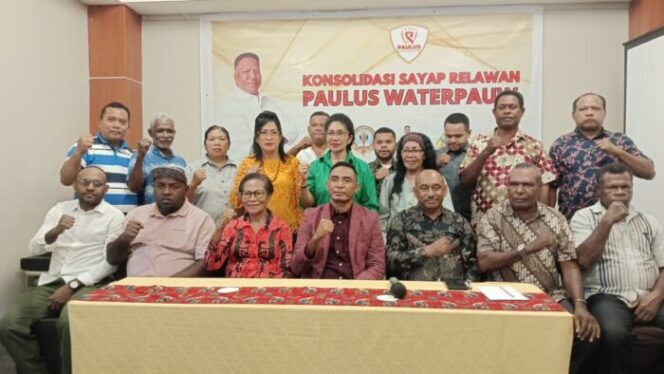 
					Relawan Sayap Paulus Waterpauw mengklarifikasi hoaks dukungan Paslon Pilgub Papua 2024. (KabarPapua.co/Imelda)