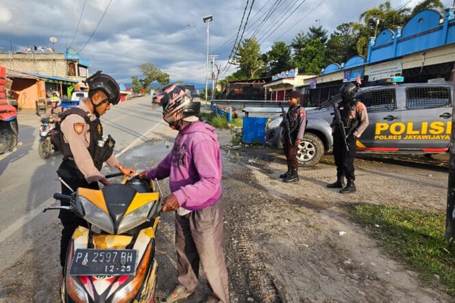 
					Polres Jayawijaya melakukan razia senjata tajam di Kota Wamena. (Humas Polda Papua)