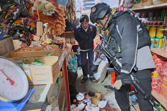 
					Aparat kepolisian berada di lokasi penembakan yang menewaskan Brigpol Johan Herik Sibarani (32) di Kabupaten Lanny Jaya. (Humas Polda Papua)