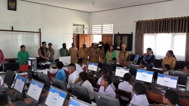 
					Penjabat Bupati Puncak, Nenu Tabuni  memantau Ujian ANBK 2024 di SMPN 1 Ilaga, Selasa 10 September 2024. (Diskominfo Puncak)