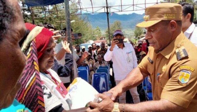 
					Penjabat Bupati Puncak Nenu Tabuni launching penyaluran cadangan beras pemerintah di Ilaga. (Diskominfo Puncak)