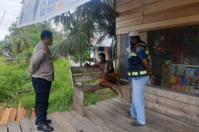 
					Anggota Polsek Sarmi Kota mengamankan pelaku pengancaman dan perusakan rumah. (Humas Polda Papua)