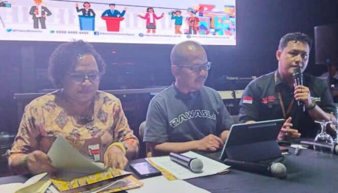 
					Bawaslu Papua merilis temuan data ganda calon pemilih Pilkada 2024. (KabarPapua.co/Natalya Yoku)