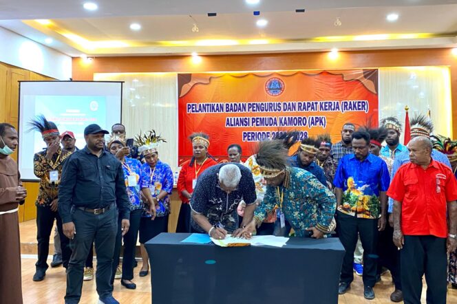 
					Johannes Rettob menghadiri pelantikan pengurus Aliansi Pemuda Kamoro (APK)  di Grand Tembaga Hotel Timika, Sabtu 14 September 2024. (Ist)