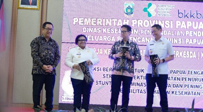 Menteri Kesehatan, Budi Gunadi Sadikin membuka resmi Rakerkesda II Papua Tengah bersama Penjabat Gubernur Ribka Haluk. (Humas Pemprov Papua Tengah)