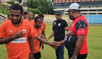 Ketua Umum Persipura, Benhur Tomy Mano dan Manager Persipura, Abisai Rollo memberikan support pemain Persipura menghadapi Persibo di Mandala. (Ist)